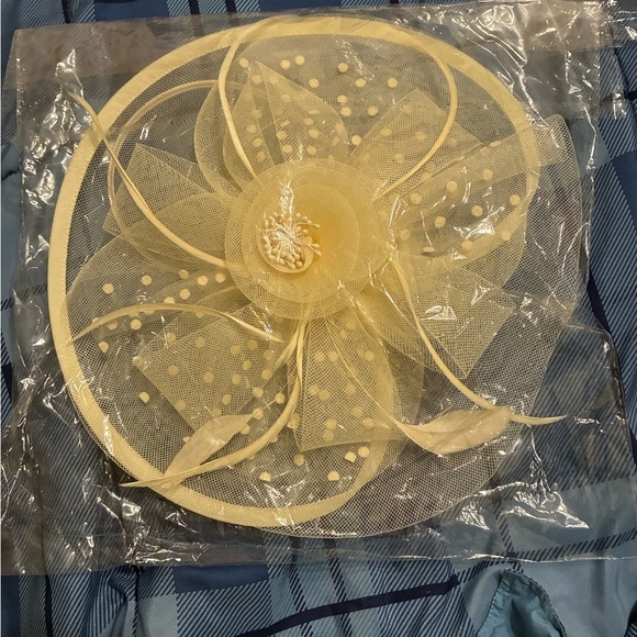 Elegant Cream Fascinator with Flower Detail - Picture 5 of 5